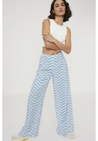 pantalon-ancho-estilo-palazzo-con-estampado-de-zigzag-azul